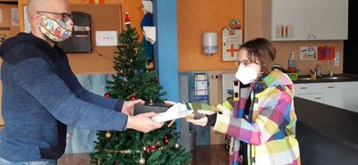 Klare Funke (11) aus Rochlitz bringt ihr Werk von letzter Woche und holt ihre neue Basteltüte ab. Vielleicht, sagt sie, schenkt sie diese ihrem kleinen Bruder.