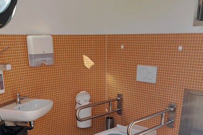 Die Toilette am Spielplatz wurde beschädigt. 