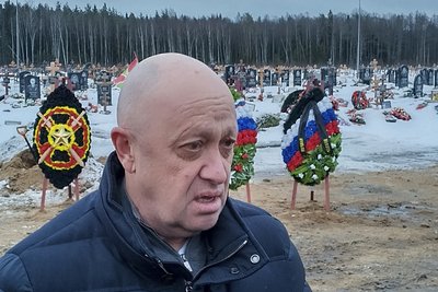 St. Petersburg im vergangenen Dezember: Der Leiter der Wagner-Gruppe, Jewgeni Prigoschin, nimmt an der Beerdigung von Dmitri Menshikov, einem Kämpfer der Wagner-Gruppe, der während eines Spezialeinsatzes in der Ukraine ums Leben kam, auf dem Friedhof Beloostrovskoye außerhalb von St. Petersburg, Russland, teil.