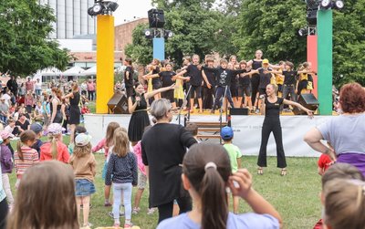 Auf der 360-Grad-Bühne im Stadthallenpark präsentierte sich zum Musikpicknick das Chemnitzer Studio W. M, die Werkstatt für Musik und Theater unter Leitung von Wieland Müller. 