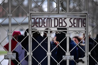 „Jedem das Seine“ steht am Lagertor. Die Inschrift sollte den Lagerinsassen suggerieren, ihr habt es verdient. Der Satz macht die Unmenschlichkeit der NS-Ideologie sichtbar.
