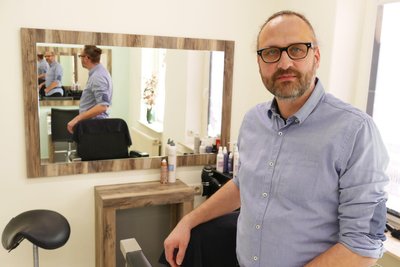 Jörn Lüdecke ist Obermeister der Friseur- & Kosmetik-Innung Chemnitz-Mittelsachsen-Zwickau. Der Zschopauer strebt eine Musterklage gegen die Rückforderung von Coronahilfen an. Auch in anderen .