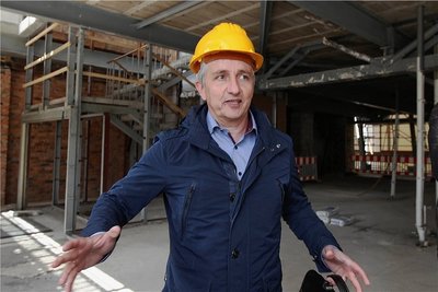  Beruflich ist der 53-Jährige als Teamleiter bei der Gebäude- und Anlagenverwaltung der Stadt Plauen tätig. 