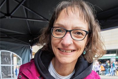 Kati Förster aus Jena kam das erste Mal nach Plauen - mit Airbrush-Tattoos und Kinderschminken.