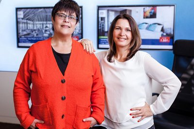 Katja Kaufmann (r.) und ihre Mitarbeiterin Katrin Haase im Sonnenklar.TV-Reisebüro in Frankenberg.