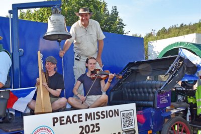 Der Friedensglocken-Treck unterwegs: Karl Dietmar Plentz an der Friedensglocke, die Musikantinnen Hanna Schnittger (Harfe) und Merle Gertsen (Violine) aus Norddeutschland begleiten den Treck auf einigen Etappen.