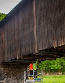 Die Hennersdorfer Holzbrücke wird technisch aufgerüstet.