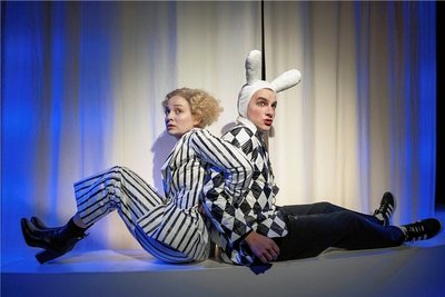 Eva Stempel (Alice) und Karl Seibt (Das weiße Kaninchen). 