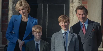 Prinzessin Diana (Elizabeth Debicki), Prinz Harry (Will Powell), Prinz William (Senan West) und Prinz Charles (Dominic West, von links) in einer Szene der fünften Staffel der Serie "The Crown". Die fünfte Staffel der Queen-Serie «The Crown» hat es in ihren ersten Tagen online in den globalen Top 10 der englischsprachigen Netflix-Serien auf Platz eins geschafft.