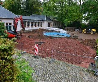Die Fläche vor der Gaststätte im Stadtpark Hainichen wird derzeit neu gestaltet. 