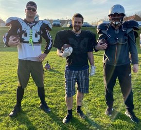 Sascha Günther, Redakteur Torsten Ewers und Christian Surges (von links) probierten sich am Samstag in Zwickau als American-Football-Spieler aus. 
