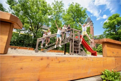 Hurra, der Spielplatz ist wieder intakt: Layla, Elli, Jouli, Lena, Theresa und Ida (von links) freuen sich.