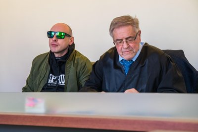 Der Angeklagte mit seinem Verteidiger Klaus Bartl vor dem Amtsgericht Aue.