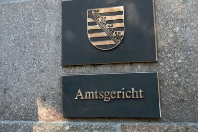 Bei einer Verhandlung vorm Auerbacher Amtsgericht wurden die beiden Angeklagten freigesprochen. Doch der Richter zweifelt an ihrer Unschuld. Foto: Hendrik Schmidt/dpa