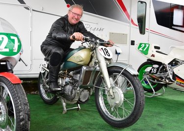 Stefan Tennstädt mit seinem Prunkstück, der DKW SS 250. Foto: Thorsten Horn