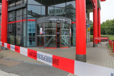 Am Eingang zu einer Sparkasse an der Winklerstraße hat ein Mann randaliert und griff dann Passanten an.