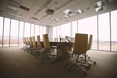 9. Unaufgefordert hinsetzen - Damit Sie im Vorstellungsgespräch einen guten Eindruck hinterlassen, sollten Sie warten, bis Sie aufgefordert werden sich zu setzen.