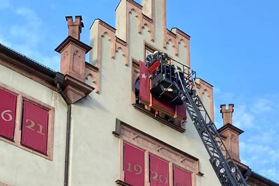 Die Freiwillige Feuerwehr Mittweida nutzte die Drehleiter um ans oberste Rathausfenster zu gelangen.