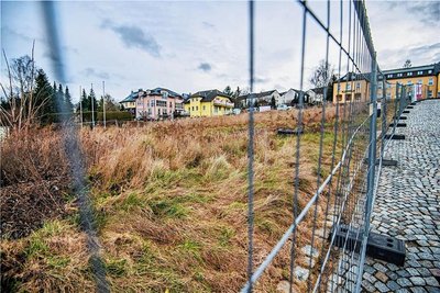 Bauzäune sperren das Bauareal in Bad Schlema seit einigen Wochen ab. Die Bäume und Büsche auf der Fläche sind bereits gefällt worden. 