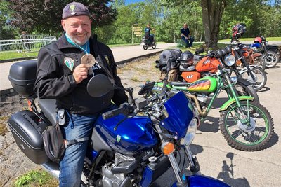 Stolz präsentiert Frank Olschweski seine Teilnehmermedaille mit der Nummer 1, die er als erster Ankömmling erhalten hat. Der Rostocker kreuzte bereits am späten Donnerstagabend in Hohndorf auf.
