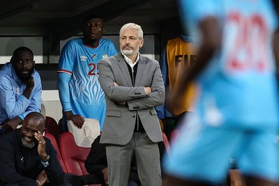 Trainer Sébastien Desabre bereitet seine Mannschaft in Houston vor. (Archivbild)
