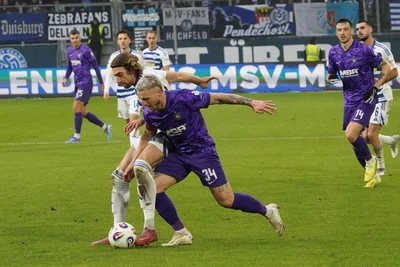 Marvin Stefaniak, hier (re.) im Zweikampf mit Duisburgs Joshua Bitter, war nicht ganz zufrieden.