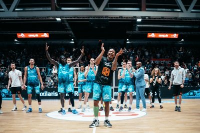 Trotz seiner Verletzung konnte Niners-Spielmacher Wes Clark (vorn) nach dem Spiel mit der Mannschaft und den Fans jubeln. 
