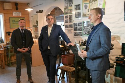 Museum Schönheide – im Bild (v. l.) der Schönheider Bürgermeister Thomas Lang, Stützengrüns Bürgermeister Volkmar Viehweg und Christian-Carl Fester, Geschäftsführer der Bürstenmann GmbH.