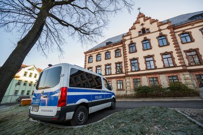 Die Polizei sicherte eine angekündigte Demo vor dem Amtsgericht ab.