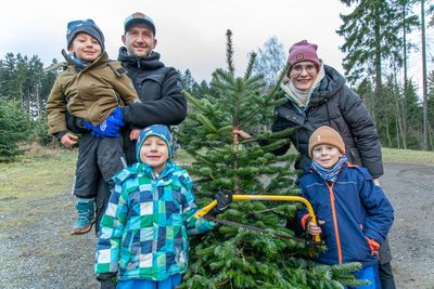 Martin Barthel, seine Frau Mandy und ihre Söhne Hennig, Fiete und Bruno haben sich auf dem Hubertushof gemeinsam einen Baum ausgesucht. Ausgeben würde die Familie maximal 50 Euro.