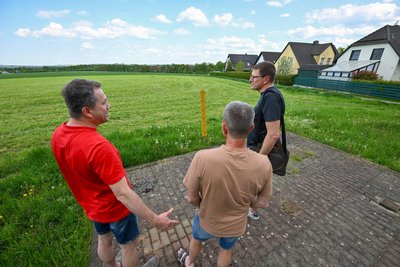 Die Anwohner Falk Hentzschel, Thomas Meißner und Sven Schreiber (von links) lehnen die Pläne ab, ihre Petition wurde aber abgelehnt.