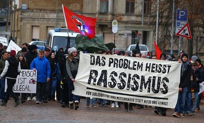 Etwa 80 Gegendemonstranten liefen unter dem Motto "Meerane mag's menschlich" durch die Stadt zum Wettiner Platz.
