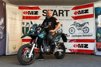 Diesen originalen MZ-Messestand, den der MSC MZ Zschopau im Archiv gefunden hat, nutzte Stefan Krüger aus Rammenau gern, um ein Erinnerungsfoto zu schießen.