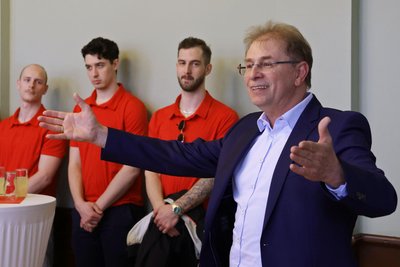 OB André Raphael (beim Empfang des Eispiraten-Teams im April 2024) äußert sich erstmals öffentlich zum Streit mit dem Eishockey-Club.