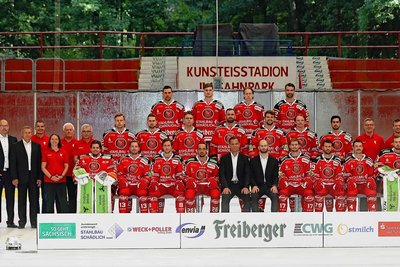 Mit dem Team gehen die Eispiraten in die neue Saison. Hintere Reihe (von links): Scott Feser, Marius Demmler, Niklas Heyer, Scott Timmins. Mittlere Reihe (von links): Mathias Eisenblätter (Gesellschafter), Ronny Bauer (Gesellschafter/Teammanager), Dr. Hendrik Baum (Teamarzt), Alina Köhler (Physiotherapeutin), Klaus Schietzold (Mannschaftsleiter), Dr. Matthias Modes (Teamarzt), Thore Weyrauch, Luca Gläser, Vincent Schlenker, Lukas Vantuch (nicht mehr im Kader), Ole Olleff, Kelly Summers, Gregory Kreutzer, David Handschuhmacher (Physiotherapeut), Chris Franke (Physiotherapeut), Jörg Buschmann (Geschäftsführer), Enrico Muschter (Sportpark Meerane). Vordere Reihe (von links): Luka Gracnar, André Schietzold, Dominic Walsh, Patrick Pohl, Trainer Marian Bazany, Co-Trainer Andrew Hare, Mathieu Lemay, Mario Scalzo, Felix Thomas, Christian Schneider. Es fehlen Willy Rudert und Támas Kánya. 