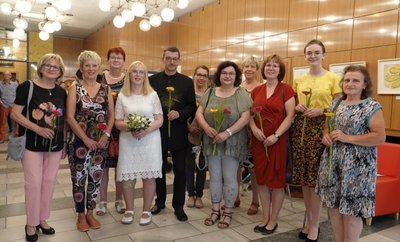 Hatten Grund zum Feiern: Simone Tauber (4. v. l.) mit den Künstlern der aktuellen Ausstellung. 