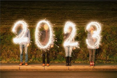  In Bärenstein malten vier Leute für ein Foto mit Wunderkerzen die Jahreszahl 2023, was einige Konzentration erforderte.
