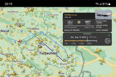 Mit Hilfe der Handyapp Flightradar24 kann man sich die ungewöhnliche Flugbewegung der Maschine als blau-grüne Linie anzeigen lassen.