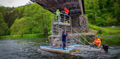 Bootsverkehr der besonderen Art war unter der Hennersdorfer Holzbrücke zu erleben.