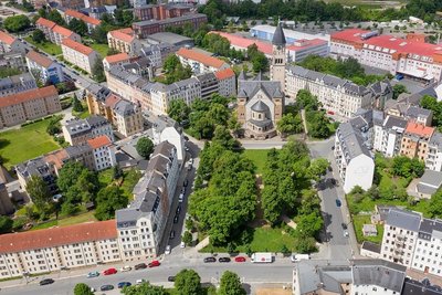 Fixpunkt in Haselbrunn: die Markuskirche und der kleine Park vor dem Gotteshaus. "Es ist ein prägendes Gebäude für den Stadtteil und die Stadt", sagt Plauens Stadtplaner Markus Löffler. 