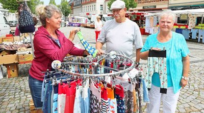 Selbstgenähtes, unter anderem für Kinder, hatte Ines Pieser aus dem Burgenlandkreis (links) am Donnerstag im Gepäck beim Sachsenmarkt vor dem Werdauer Rathaus.