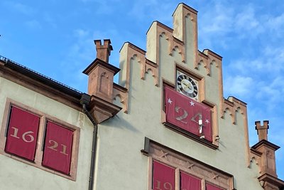 Das Türchen mit der Nummer 24 ist am größten. Nummer 1 bis 23 konnten von Innen an den Fenstern des Rathauses in Mittweida angebracht werden.
