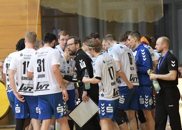 Der EHV Aue um Trainer Stephan Just (Mitte), ist auswärts auf Leipzig getroffen.