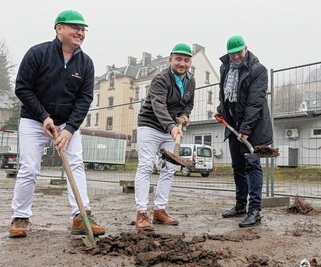 Vollzogen den ersten Spatenstich für den Neubau: die Tierärzte und Inhaber Dr. Stanley Geisler und Marcus Hoppe sowie Bürgermeister Thomas Proksch (v. l.). 