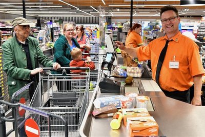 Sven Glätzner an der Kasse des Einkaufsmarktes Edeka Ziegler in Brand-Erbisdorf.