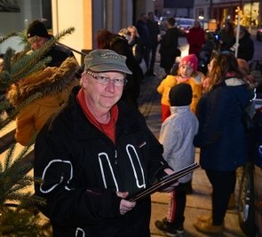 Auch Citymanager Frank Winkler war als Märchenerzähler wie hier an der Weberstraße gefragt. 