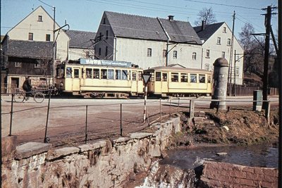 "Funkenkutsche" und "Groschendampfer" - so lauteten die liebevollen Spitznamen für die Überlandbahn von Hohenstein-Ernstthal nach Oelsnitz. Auf dieser historischen Aufnahme ist die Überlandbahn um 1960 herum in Betrieb zu sehen - in Gersdorf. 