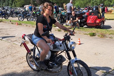 Im prall gefüllten Werksgelände hatten Laura Vater und ihre Kollegen von der Simson Crew Erzgebirge einen Parcours aufgebaut, um die Geschicklichkeit der Fahrer zu testen.