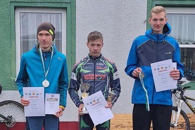 Der Werdauer Max Klopfer (Mitte) gewann den Sachsencup und fuhr eine Altersklasse höher auf Platz 3 beim Deutschlandcup.