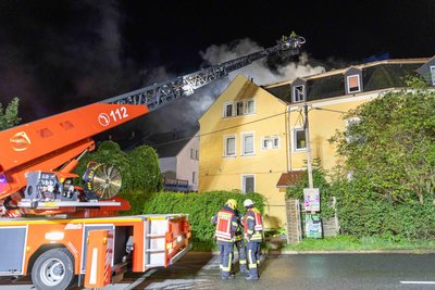 Dieses Haus in Freiberg brannte im August 2024. Die Verhandlung zur Brandstiftung hat begonnen.